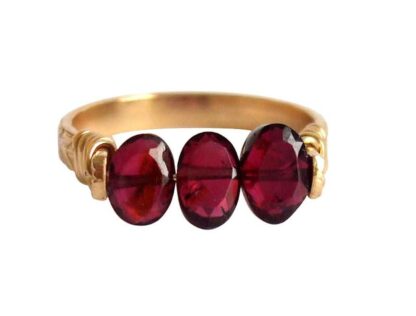 Ring vergoldet mit 3 Granat-Edelsteinen rot