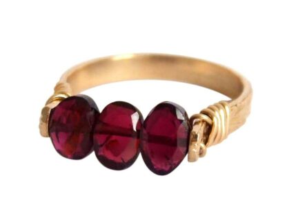 Ring vergoldet mit 3 Granat-Edelsteinen rot