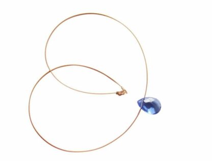 Collier/Juwelierdraht vergoldet mit Blautopas-Tropfen intensiv blau